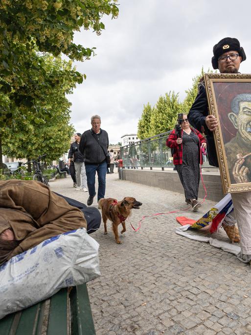 Der russische Künstler und Aktivist Semyon Skrepetsky bei einer Aktion in der Berliner Innenstadt. Skrepetsky lebte als politischer Exilant aus Russland in Polen.