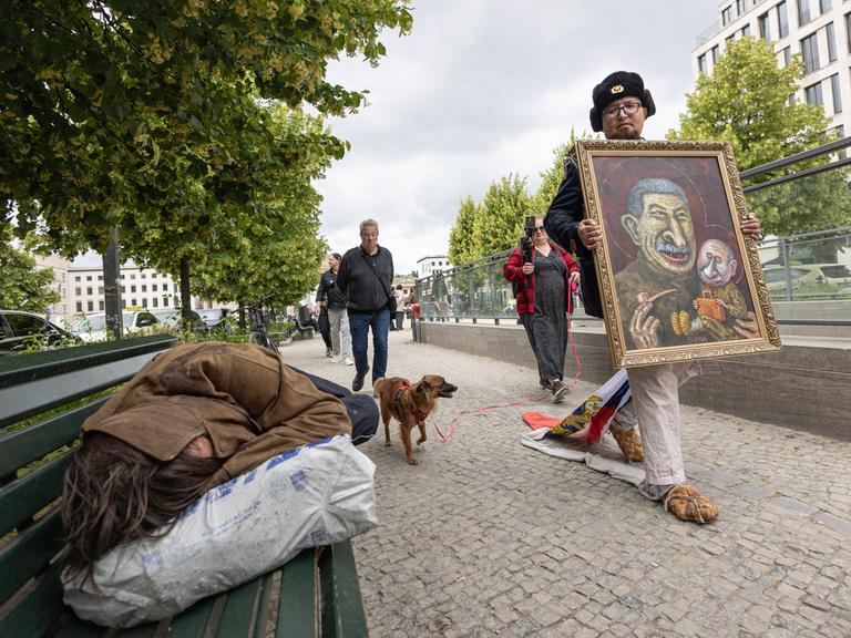Der russische Künstler und Aktivist Semyon Skrepetsky bei einer Aktion in der Berliner Innenstadt. Skrepetsky lebte als politischer Exilant aus Russland in Polen.