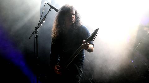 Der Sänger und Gitarrist der Metal-Band Kreator Mille Petrozza Kreator steht während eines Konzertes auf der Bühne.