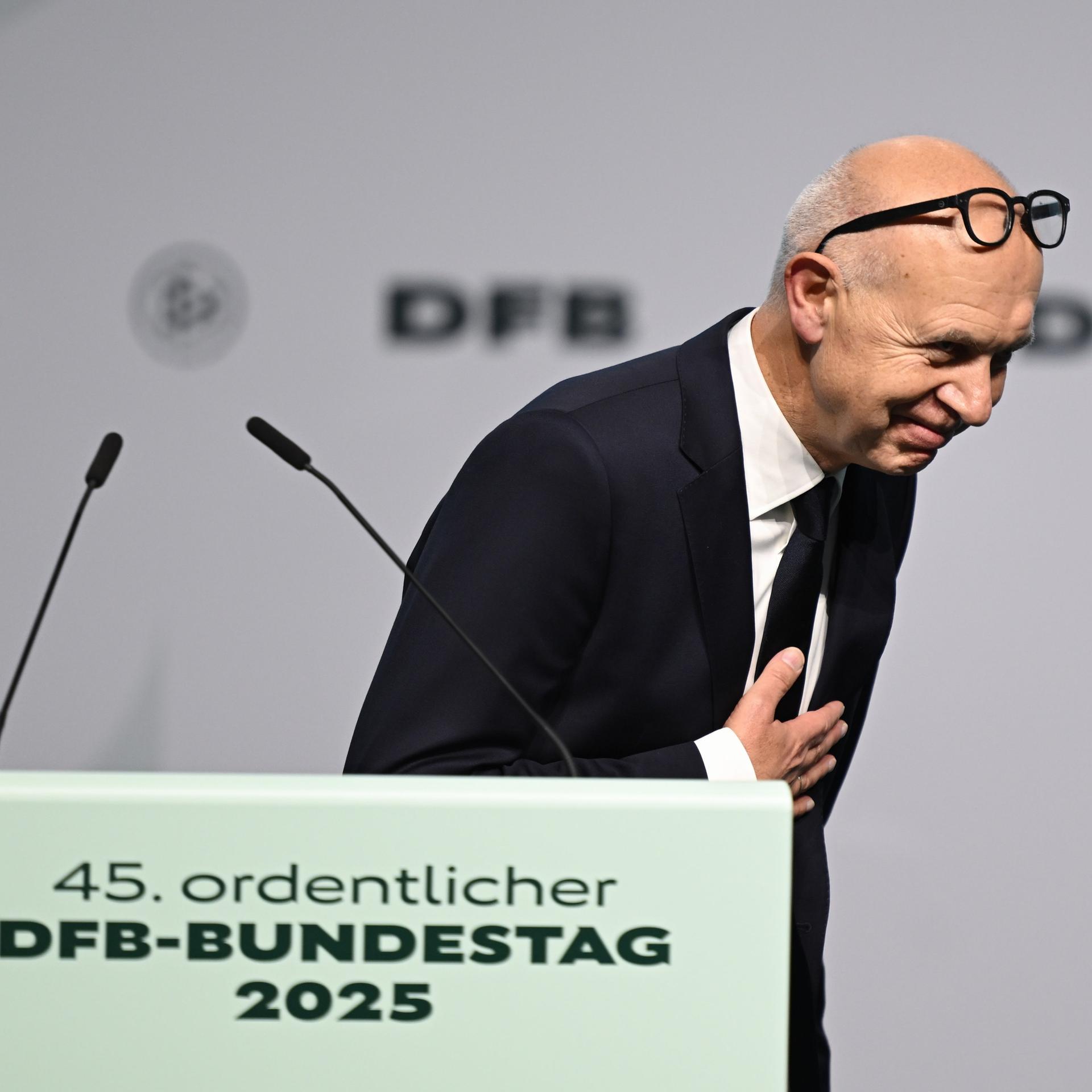 Frankfurt/Main: Bernd Neuendorf, Präsident des DFB, bedankt sich beim Bundestag des Deutschen Fußball-Bundes (DFB) auf dem DFB Campus nach seiner Wiederwahl.