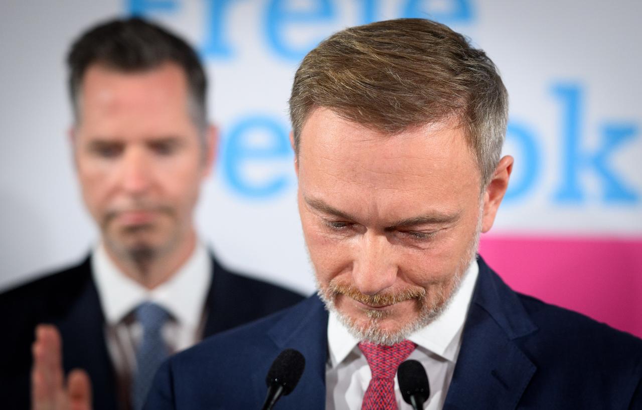 Christian Lindner, Bundesvorsitzender und Spitzenkandidat der FDP, äußert sich bei der Wahlparty der Freien Demokraten in der Parteizentrale.