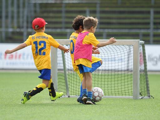 Kinder stürmen während des Trainings der G-Jugend des SC Victoria auf dem Platz im Stadion an der Hoheluft auf ein Kleinfeld-Tor. 