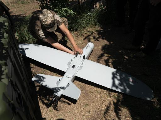Soldaten der ukrainischen Armee bereiten sich am 10. Juni 2024 im Gebiet Donezk (Ukraine) auf den Einsatz einer Aufklärungsdrohne vom Typ LELEKA 100 in Richtung Chasiv Jar vor