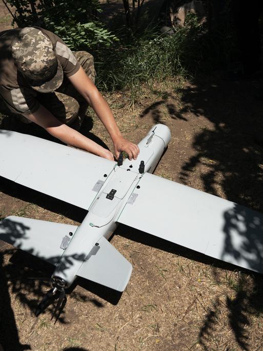 Soldaten der ukrainischen Armee bereiten sich am 10. Juni 2024 im Gebiet Donezk (Ukraine) auf den Einsatz einer Aufklärungsdrohne vom Typ LELEKA 100 in Richtung Chasiv Jar vor Soldaten der ukrainischen Armee bereiten sich am 10. Juni 2024 im Gebiet Donezk (Ukraine) auf den Einsatz einer Aufklärungsdrohne vom Typ LELEKA 100 in Richtung Chasiv Jar vor