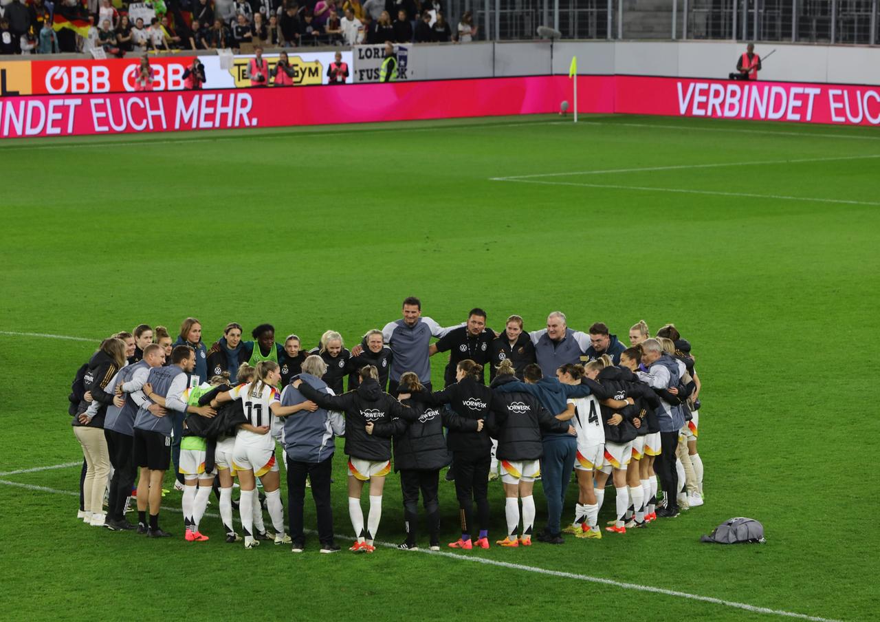 Die deutsche Mannschaft steht nach dem Spiel im Kreis. Bundestrainer Horst Hrubesch hält nach dem 3:2-Auswärtssieg eine Ansprache. 