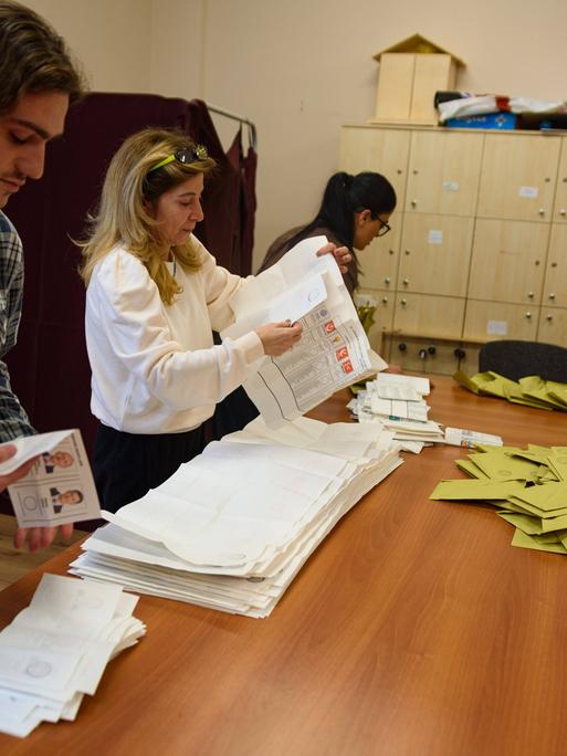 Am Wahlabend: Auszählung der Stimmen in einer Schule in Istanbul