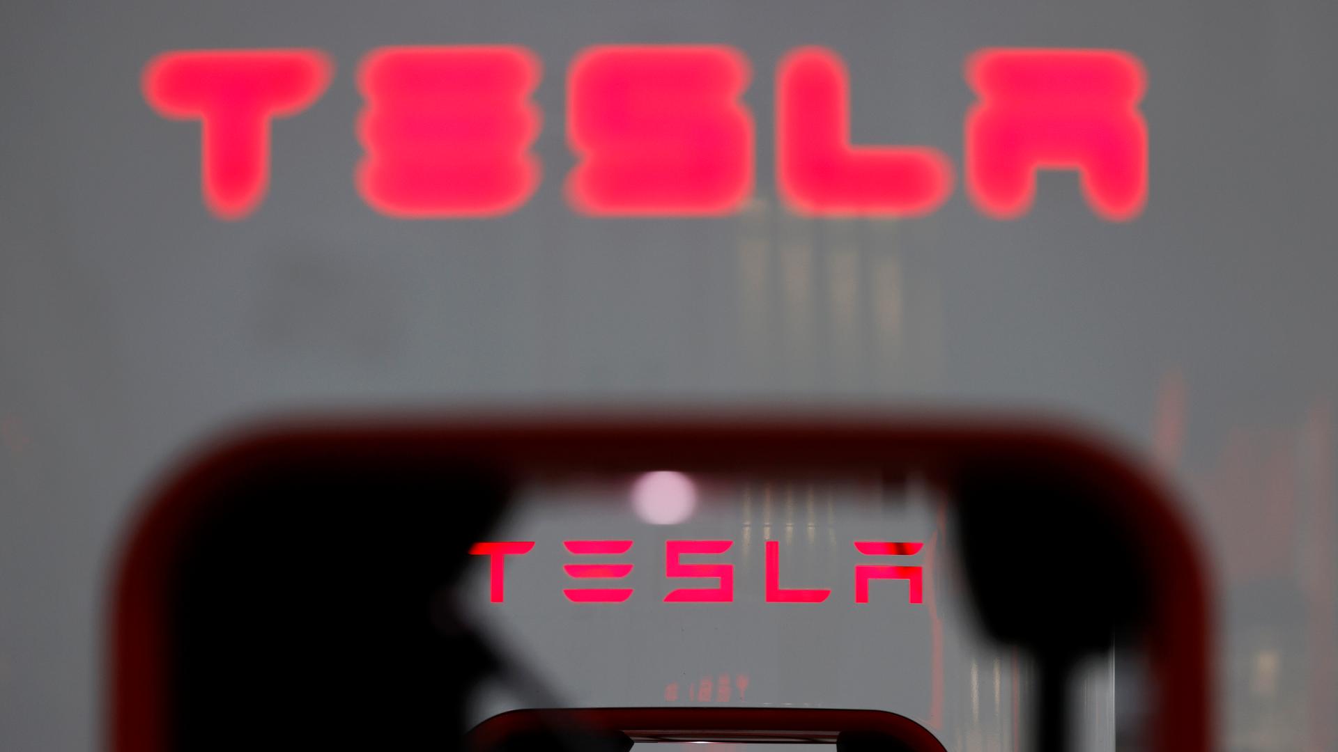 Ladestationen des E-Automobil-Herstellers TESLA für Elektroautos auf einem Parkplatz. Ladestationen des E-Automobil-Herstellers TESLA für Elektroautos auf einem Parkplatz.