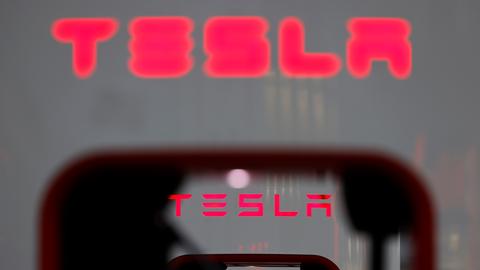 Ladestationen des E-Automobil-Herstellers TESLA für Elektroautos auf einem Parkplatz. 