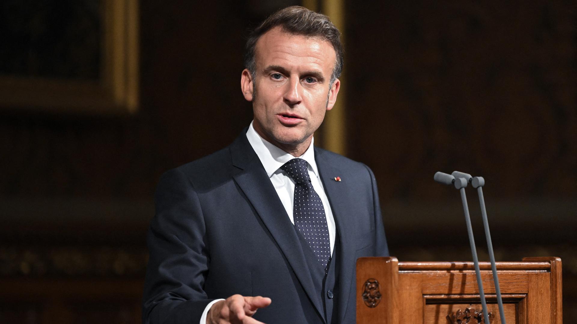 Frankreichs Präsident Macron steht vor dem Parlament in London hinter einem Rednerpult, er gestikuliert mit der rechten Hand. Frankreichs Präsident Macron steht vor dem Parlament in London hinter einem Rednerpult, er gestikuliert mit der rechten Hand.