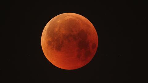 Total verfinstert – wie auf diesem Bild – wird der Mond in Europa in diesem Jahr nicht. Im Oktober gibt es aber zumindest eine partielle Finsternis. 