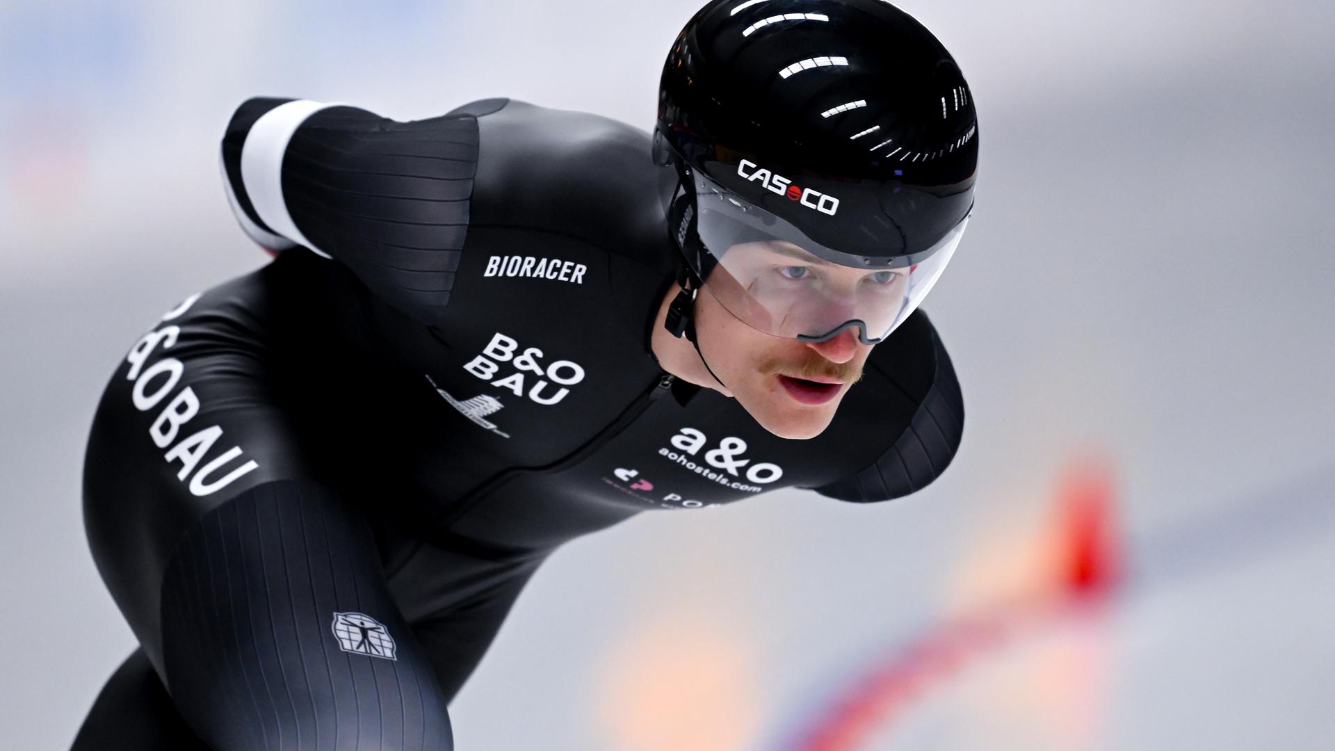 Fridtjof Petzold in Aktion auf dem Eis. Fridtjof Petzold in Aktion auf dem Eis.