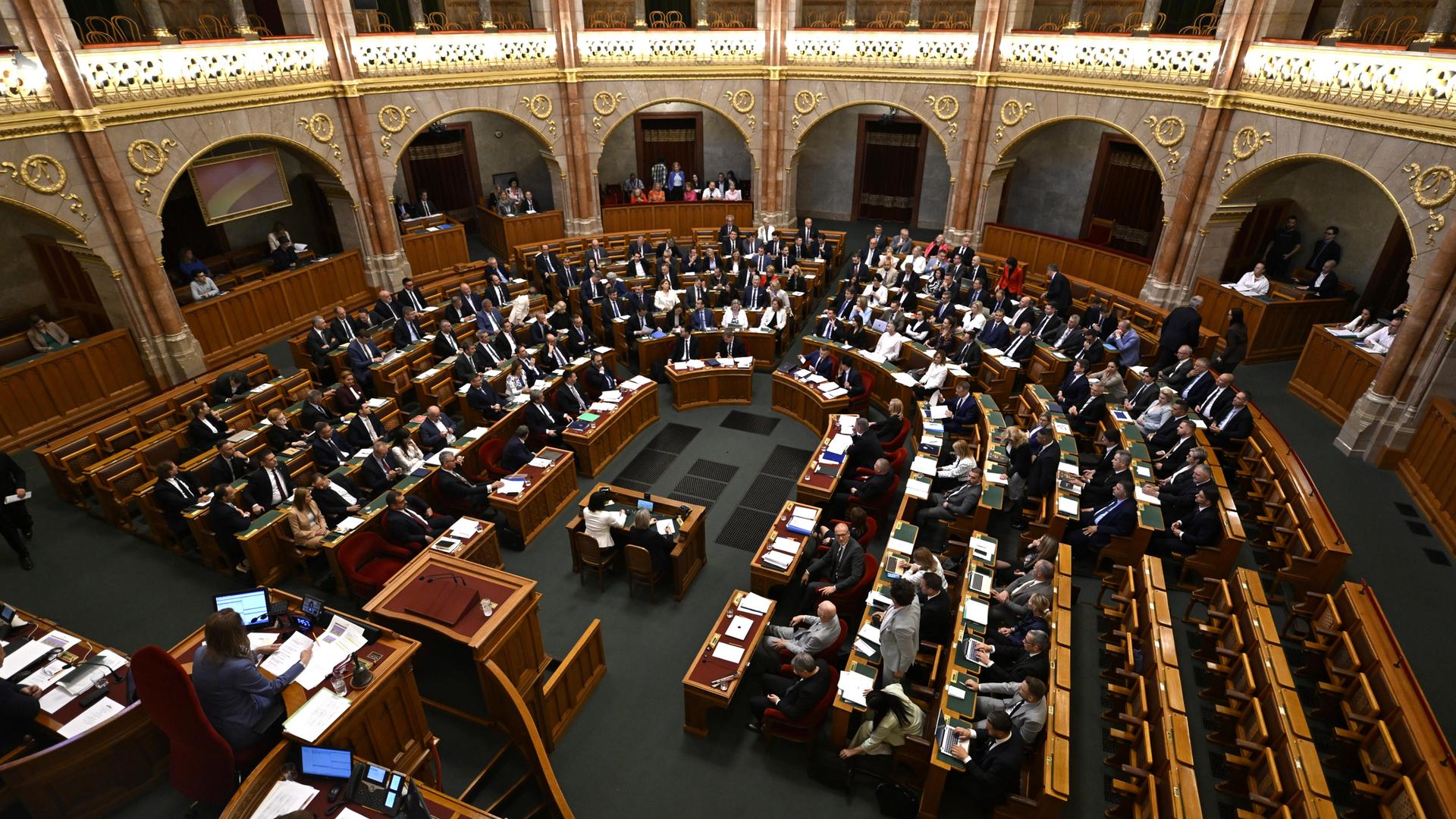Gesamtansicht der Nationalversammlung im ungarischen Parlament während einer Sitzung in Budapest Gesamtansicht der Nationalversammlung im ungarischen Parlament während einer Sitzung in Budapest