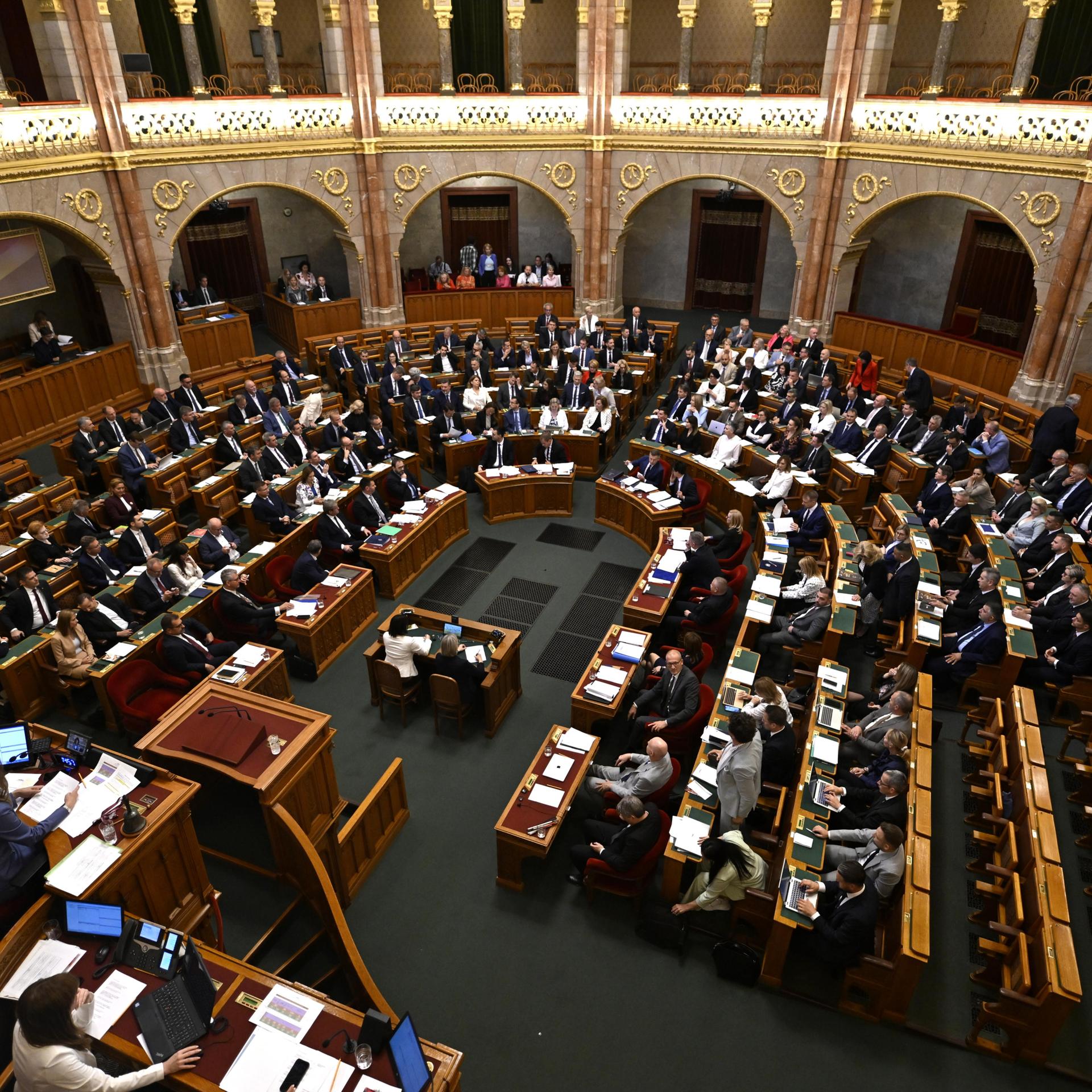 Gesamtansicht der Nationalversammlung im ungarischen Parlament während einer Sitzung in Budapest