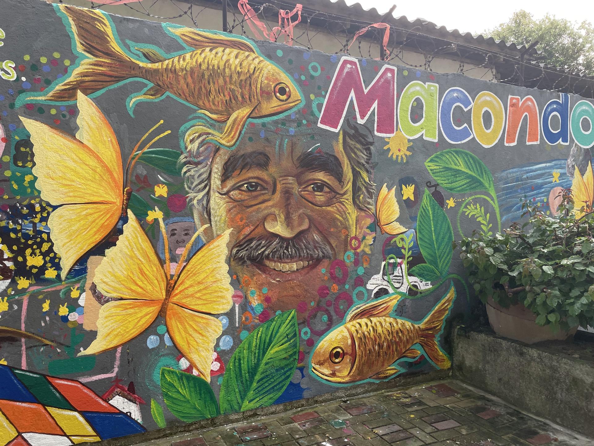 Ein farbenfrohes Graffiti zeigt Gabriel García Márquez an einer Mauer in Aracataca, dem kolumbianischen Geburtsort des Literaturnobelpreisträgers. Ein farbenfrohes Graffiti zeigt Gabriel García Márquez an einer Mauer in Aracataca, dem kolumbianischen Geburtsort des Literaturnobelpreisträgers.