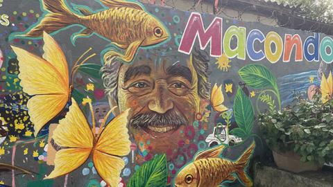 Ein farbenfrohes Graffiti zeigt Gabriel García Márquez an einer Mauer in Aracataca, dem kolumbianischen Geburtsort des Literaturnobelpreisträgers. Ein farbenfrohes Graffiti zeigt Gabriel García Márquez an einer Mauer in Aracataca, dem kolumbianischen Geburtsort des Literaturnobelpreisträgers.