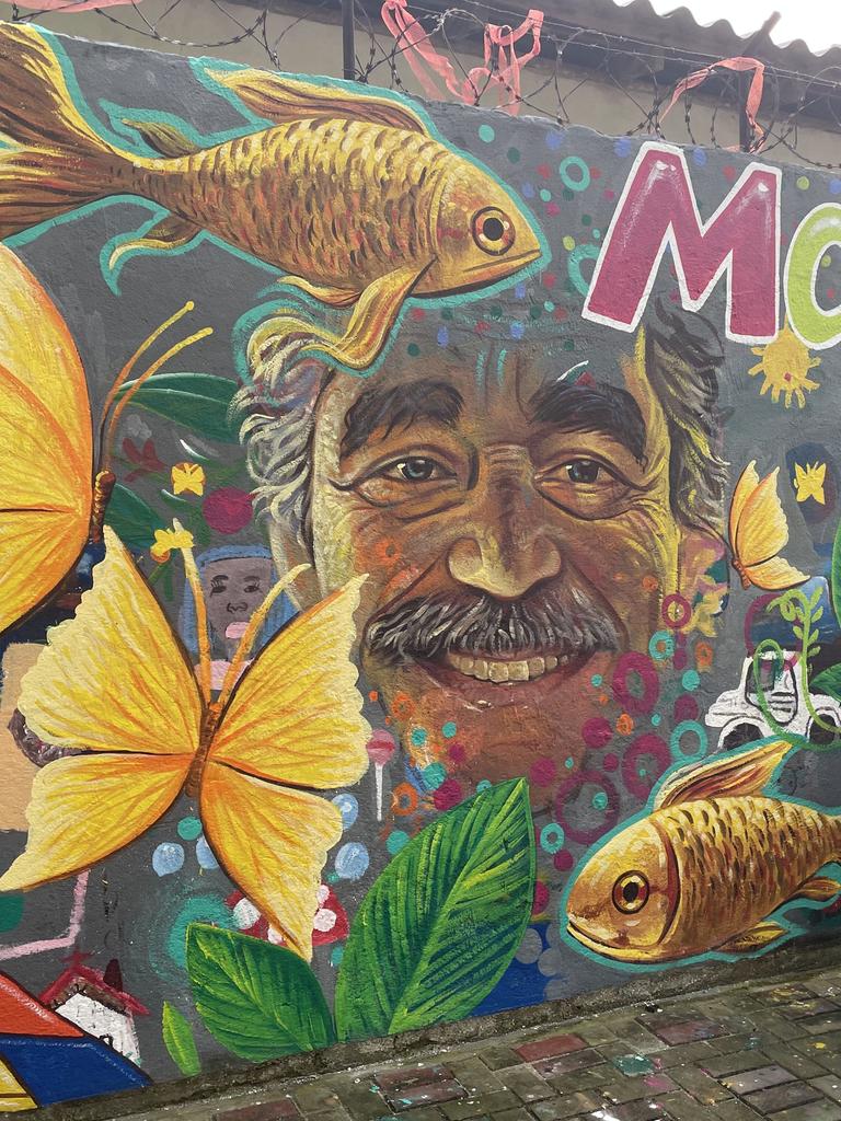 Ein farbenfrohes Graffiti zeigt Gabriel García Márquez an einer Mauer in Aracataca, dem kolumbianischen Geburtsort des Literaturnobelpreisträgers. Ein farbenfrohes Graffiti zeigt Gabriel García Márquez an einer Mauer in Aracataca, dem kolumbianischen Geburtsort des Literaturnobelpreisträgers.