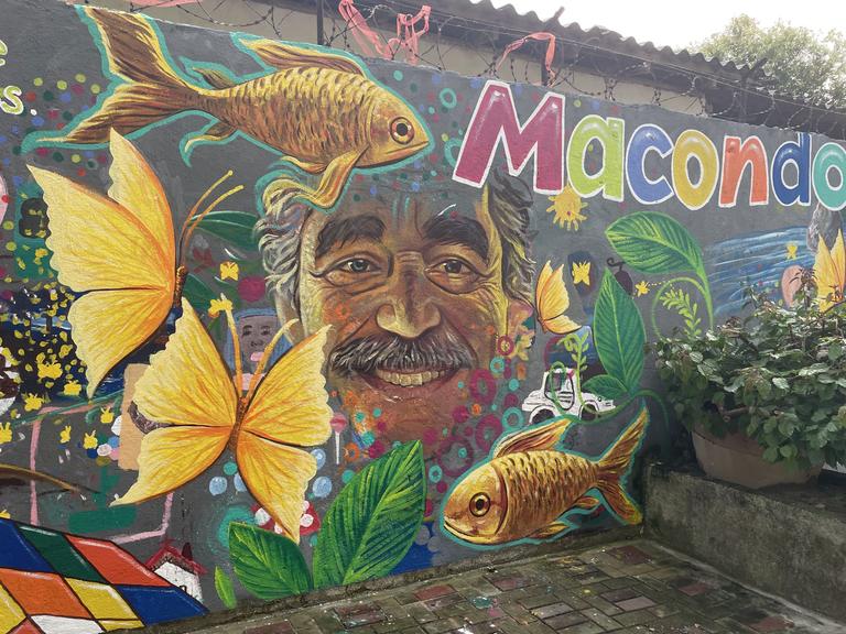 Ein farbenfrohes Graffiti zeigt Gabriel García Márquez an einer Mauer in Aracataca, dem kolumbianischen Geburtsort des Literaturnobelpreisträgers.