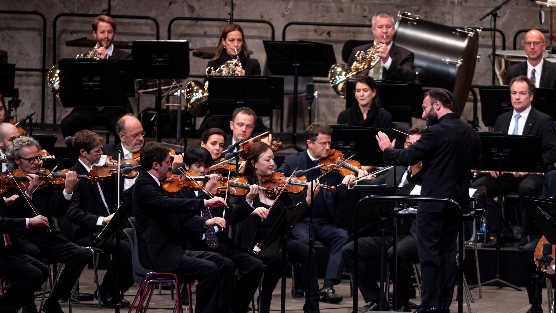 Kirill Petrenko (rechts), Chefdirigent und künstlerischer Leiter der Berliner Philharmoniker, dirigiert die Philharmoniker auf der Waldbühne.