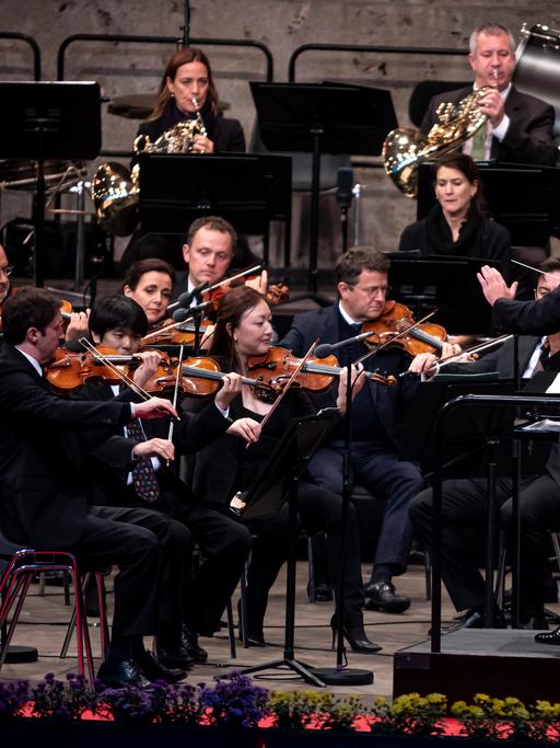 Kirill Petrenko (rechts), Chefdirigent und künstlerischer Leiter der Berliner Philharmoniker, dirigiert die Philharmoniker auf der Waldbühne. 