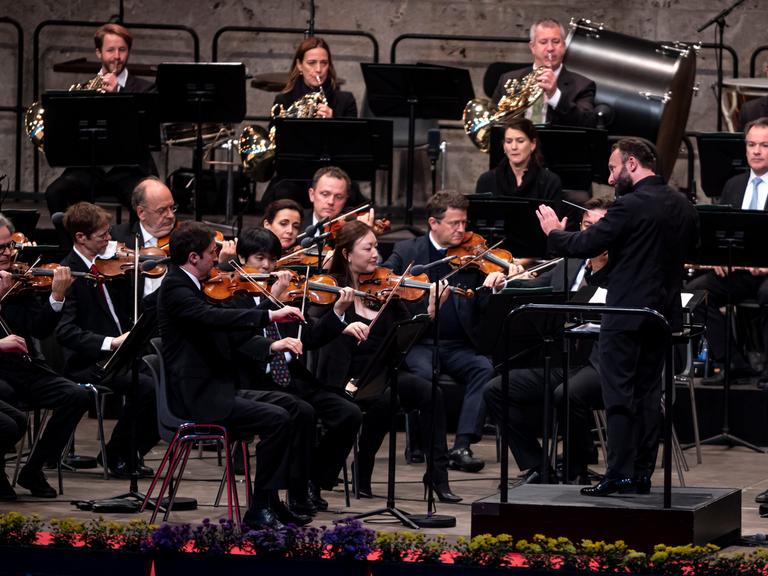 Kirill Petrenko (rechts), Chefdirigent und künstlerischer Leiter der Berliner Philharmoniker, dirigiert die Philharmoniker auf der Waldbühne. 