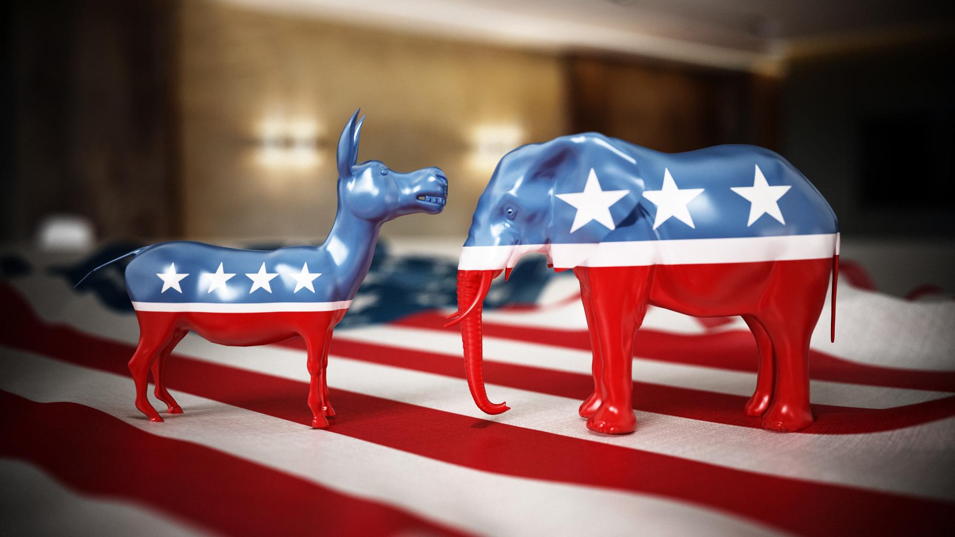 Figuren in Form eines Esel und eines Elefants, die Symbole der beiden US-Parteien Demokraten und Republikaner, stehen auf einem Tisch; sie sind entsprechend der US-Flagge angemalt.