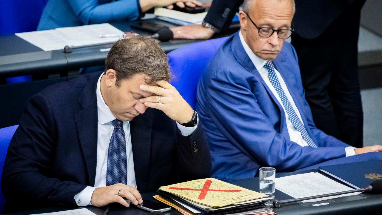 Lars Klingbeil (SPD, l), Bundesminister der Finanzen, und Bundeskanzler Friedrich Merz (CDU) sitzen während der Generaldebatte der Haushaltsberatungen im Bundestag auf der Regierungsbank. Lars Klingbeil (SPD, l), Bundesminister der Finanzen, und Bundeskanzler Friedrich Merz (CDU) sitzen während der Generaldebatte der Haushaltsberatungen im Bundestag auf der Regierungsbank.