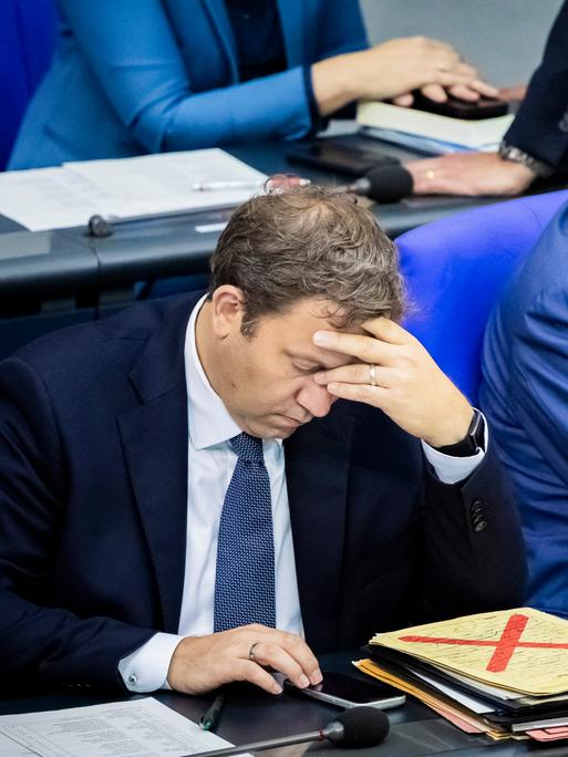 Lars Klingbeil (SPD, l), Bundesminister der Finanzen, und Bundeskanzler Friedrich Merz (CDU) sitzen während der Generaldebatte der Haushaltsberatungen im Bundestag auf der Regierungsbank. Lars Klingbeil (SPD, l), Bundesminister der Finanzen, und Bundeskanzler Friedrich Merz (CDU) sitzen während der Generaldebatte der Haushaltsberatungen im Bundestag auf der Regierungsbank.