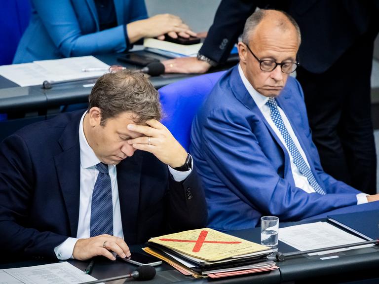 Lars Klingbeil (SPD, l), Bundesminister der Finanzen, und Bundeskanzler Friedrich Merz (CDU) sitzen während der Generaldebatte der Haushaltsberatungen im Bundestag auf der Regierungsbank. Lars Klingbeil (SPD, l), Bundesminister der Finanzen, und Bundeskanzler Friedrich Merz (CDU) sitzen während der Generaldebatte der Haushaltsberatungen im Bundestag auf der Regierungsbank.