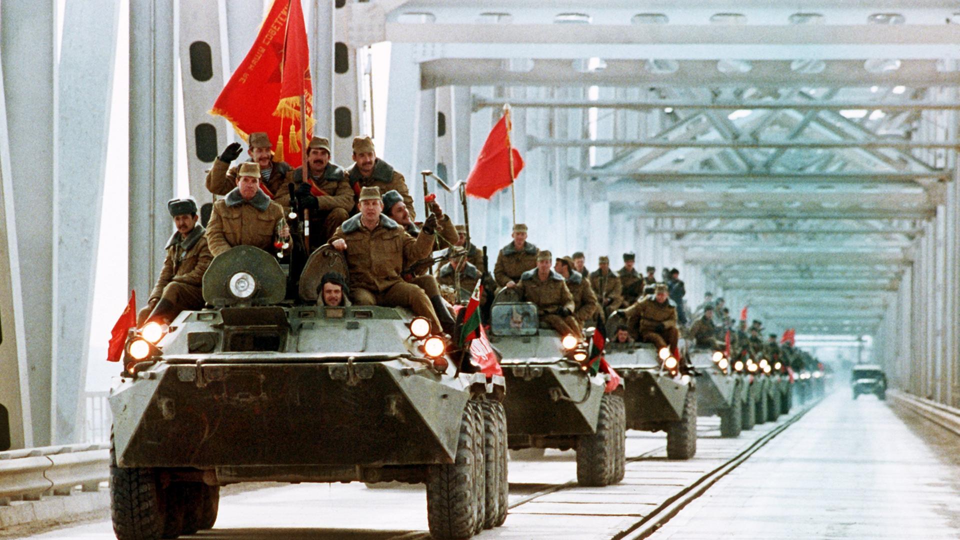 Sowjetische Truppen überqueren am 6. Februar 1989 die "Freundschaftsbrücke", die den Grenzfluß Amu Darja zwischen Afghanistan und der UdSSR überspannt. Am 27. Dezember 1979 marschierten sowjetische Truppen nach Afghanistan ein, um die Position der kommunistischen Regierung in Kabul zu sichern, die 1978 mit Hilfe Moskaus an die Macht gekommen und auf bewaffneten Widerstand der konservativen islamischen Bevölkerung gestoßen war. Gegen die hochmotivierten afghanischen Guerilla-Krieger konnte jedoch auch die Militärmaschinerie Moskaus nichts ausrichten, sie erlebte eine verlustreiche Niederlage. GemäÃ dem Genfer Afghanistan-Abkommen vom April 1988 wurden bis zum 15. Februar 1989 alle sowjetischen Truppen aus dem Land abgezogen.