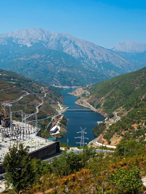 Das Wasserkraftwerk Fierza liegt am Fluss Drin, der sich durch eine Bergkette entlang zieht. 