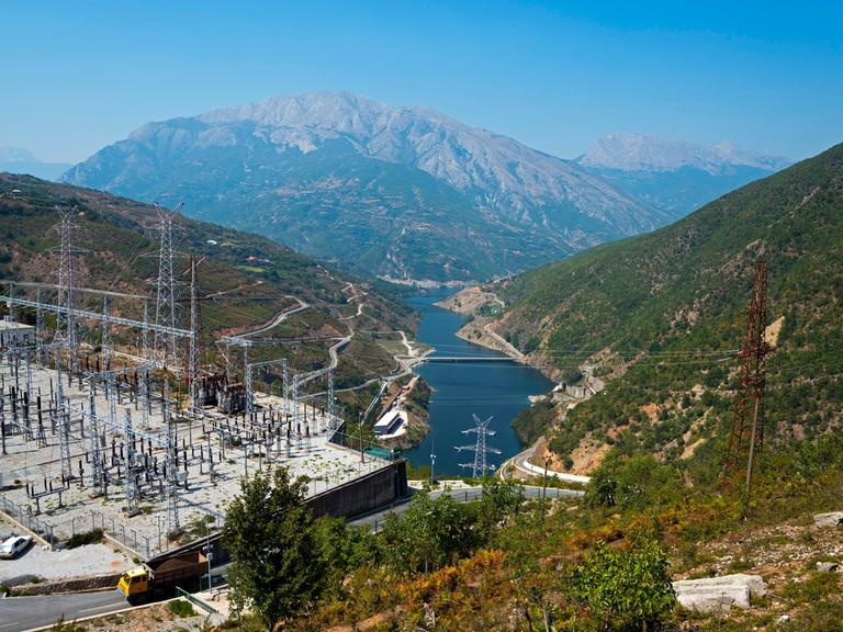 Das Wasserkraftwerk Fierza liegt am Fluss Drin, der sich durch eine Bergkette entlang zieht. 