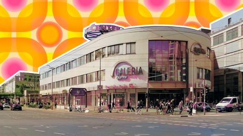 Das Ring-Center in Berlin ist frontal zu sehen. Darauf steht: Galeria Kaufhof. Die Form des Gebäudes ist rund, wir schauen auf den Eingang. Die Filiale ist ausgeschnitten und vor einen Hintergrund gelegt, der an eine Retro-Tapete aus den 70ern erinnert