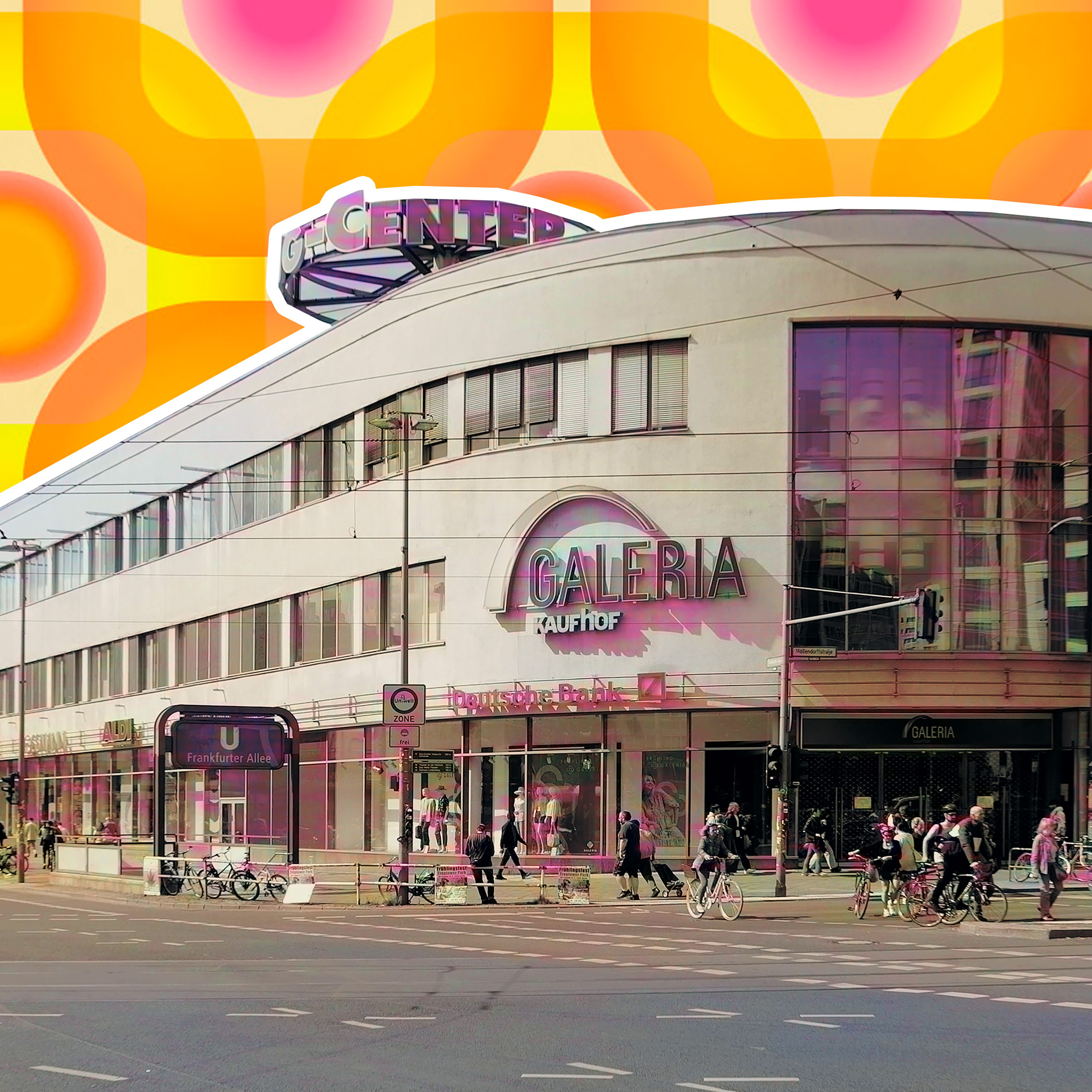 Das Ring-Center in Berlin ist frontal zu sehen. Darauf steht: Galeria Kaufhof. Die Form des Gebäudes ist rund, wir schauen auf den Eingang. Die Filiale ist ausgeschnitten und vor einen Hintergrund gelegt, der an eine Retro-Tapete aus den 70ern erinnert
