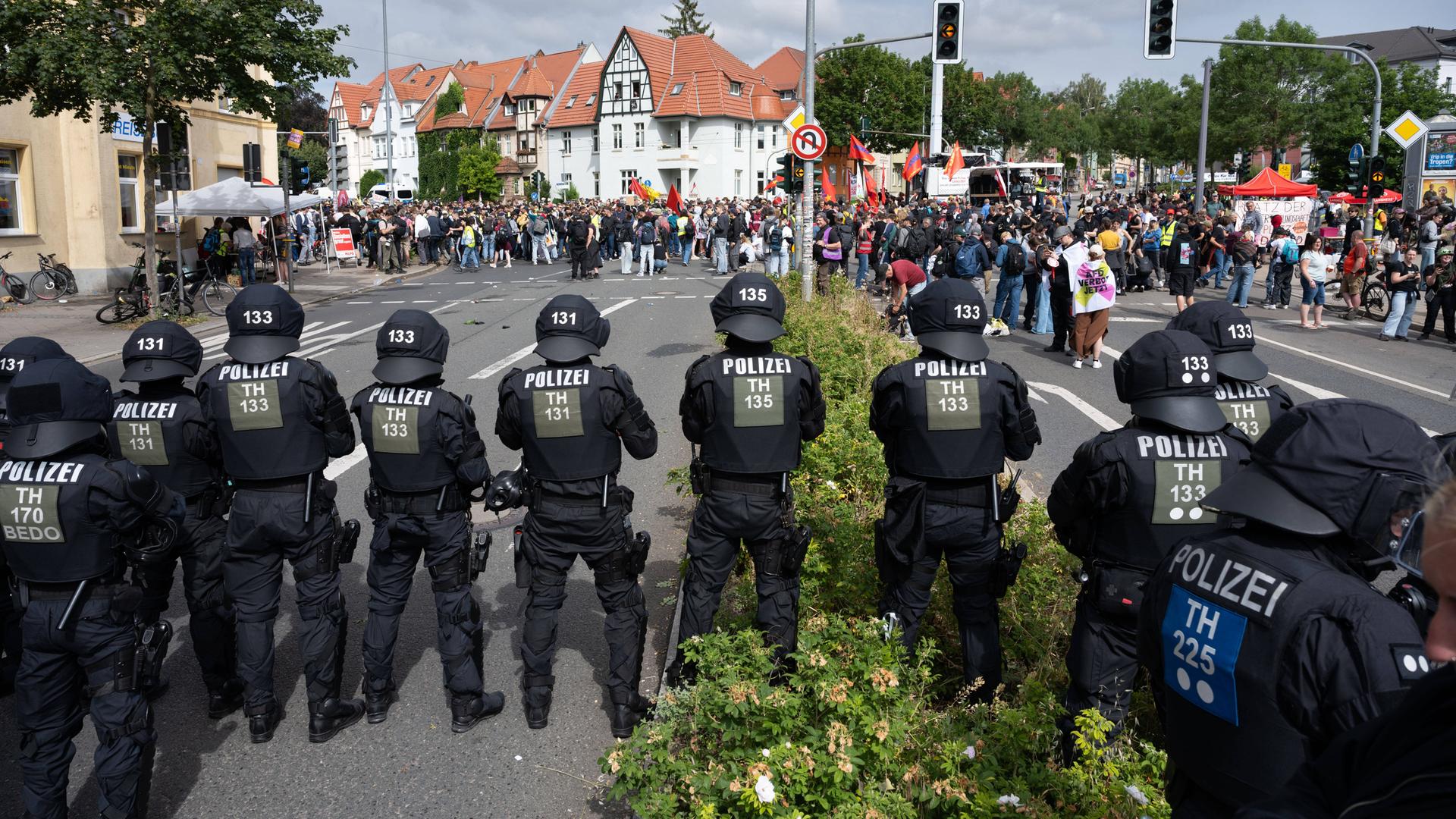 Polizeieinsatz bei den Protesten gegen den AFD-Parteitag in Erfurt: Auf einer Straße sind viele Demonstranten zu sehen, ihnen stehen zahlreiche Einsatzkräfte der Polizei gegenüber.
      