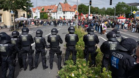 Polizeieinsatz bei den Protesten gegen den AFD-Parteitag in Erfurt: Auf einer Straße sind viele Demonstranten zu sehen, ihnen stehen zahlreiche Einsatzkräfte der Polizei gegenüber.
      