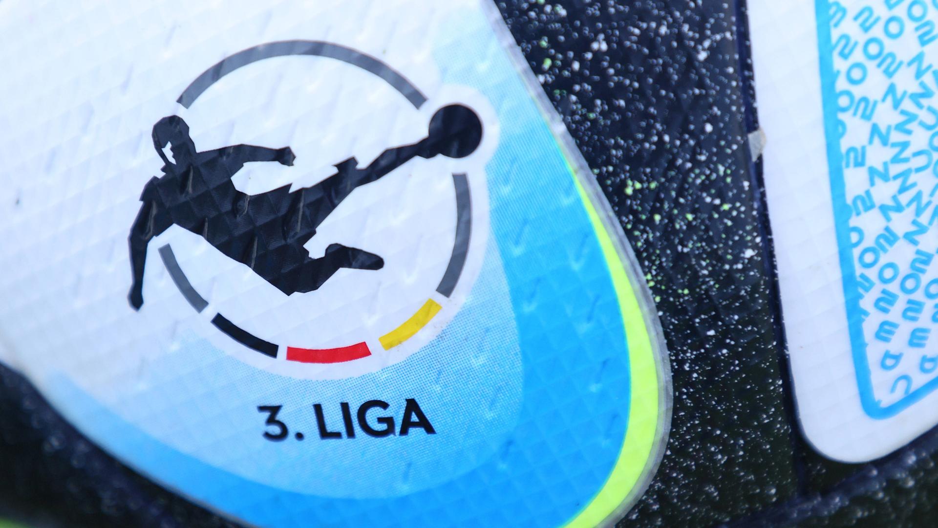 Das Logo der 3. Liga auf einem Ball - die Spielplasse geht 2023/24 in ihre 16. Saison.