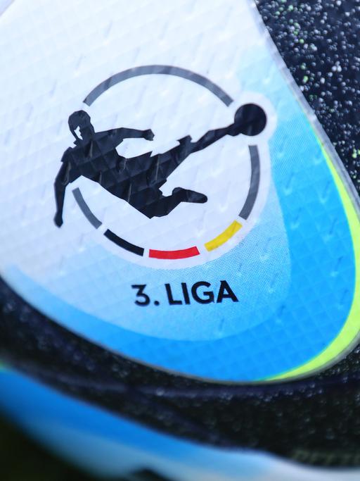 Das Logo der 3. Liga auf einem Ball - die Spielplasse geht 2023/24 in ihre 16. Saison.