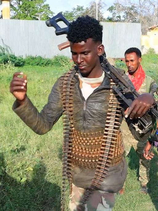 Eine Gruppe somalischer Soldaten geht über eine Wiese