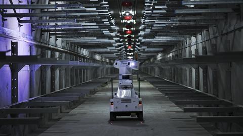 Ein Service Roboter patrouilliert durch einen Versorgungstunnel in Tianjin, China. Die 360-Grad-Panoramakamera wird den Roboter ermöglicht, Temperaturen und Anomalien in städtischen Versorgungstunneln zu überwachen und die Daten in Echtzeit an das Managementzentrum zu übermitteln. 

