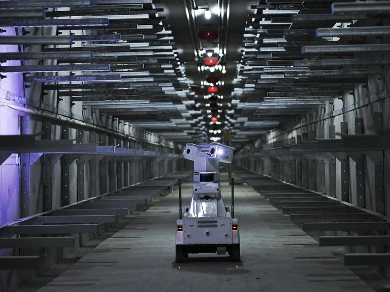 Ein Service Roboter patrouilliert durch einen Versorgungstunnel in Tianjin, China. Die 360-Grad-Panoramakamera wird den Roboter ermöglicht, Temperaturen und Anomalien in städtischen Versorgungstunneln zu überwachen und die Daten in Echtzeit an das Managementzentrum zu übermitteln. 

