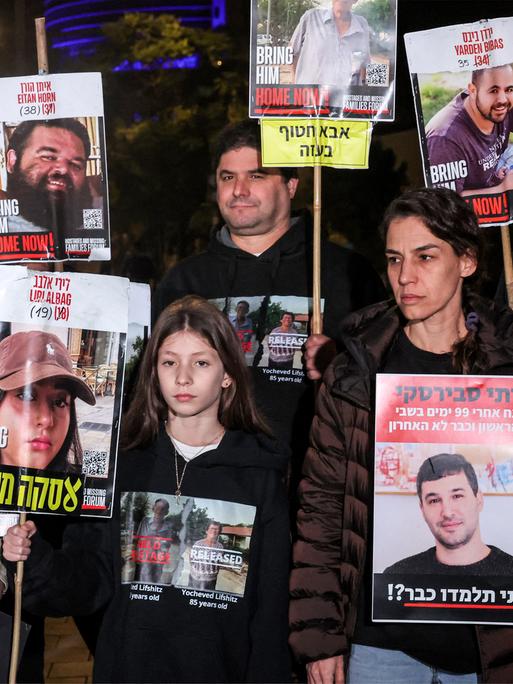 Familienangehörige von Liri Albag, einer israelischen Geisel, die im Gazastreifen gefangen genommen wurde, demonstrieren am 4. Januar 2025 in Tel Aviv und fordern die Freilassung der israelischen Geiseln.