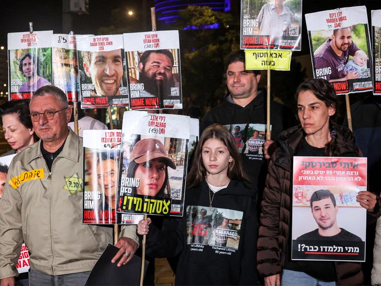 Familienangehörige von Liri Albag, einer israelischen Geisel, die im Gazastreifen gefangen genommen wurde, demonstrieren am 4. Januar 2025 in Tel Aviv und fordern die Freilassung der israelischen Geiseln.