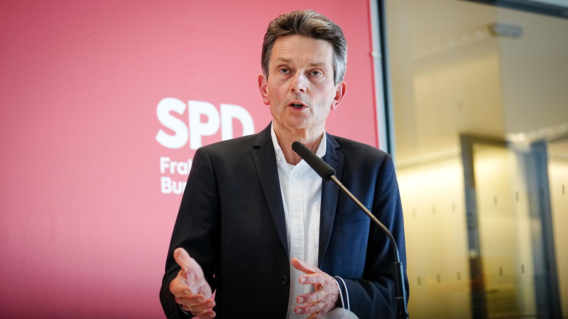Berlin: Rolf Mützenich, Vorsitzender der SPD-Bundestagsfraktion, spricht zu den Medienvertretern zu Beginn der Fraktionssitzung seiner Partei. 