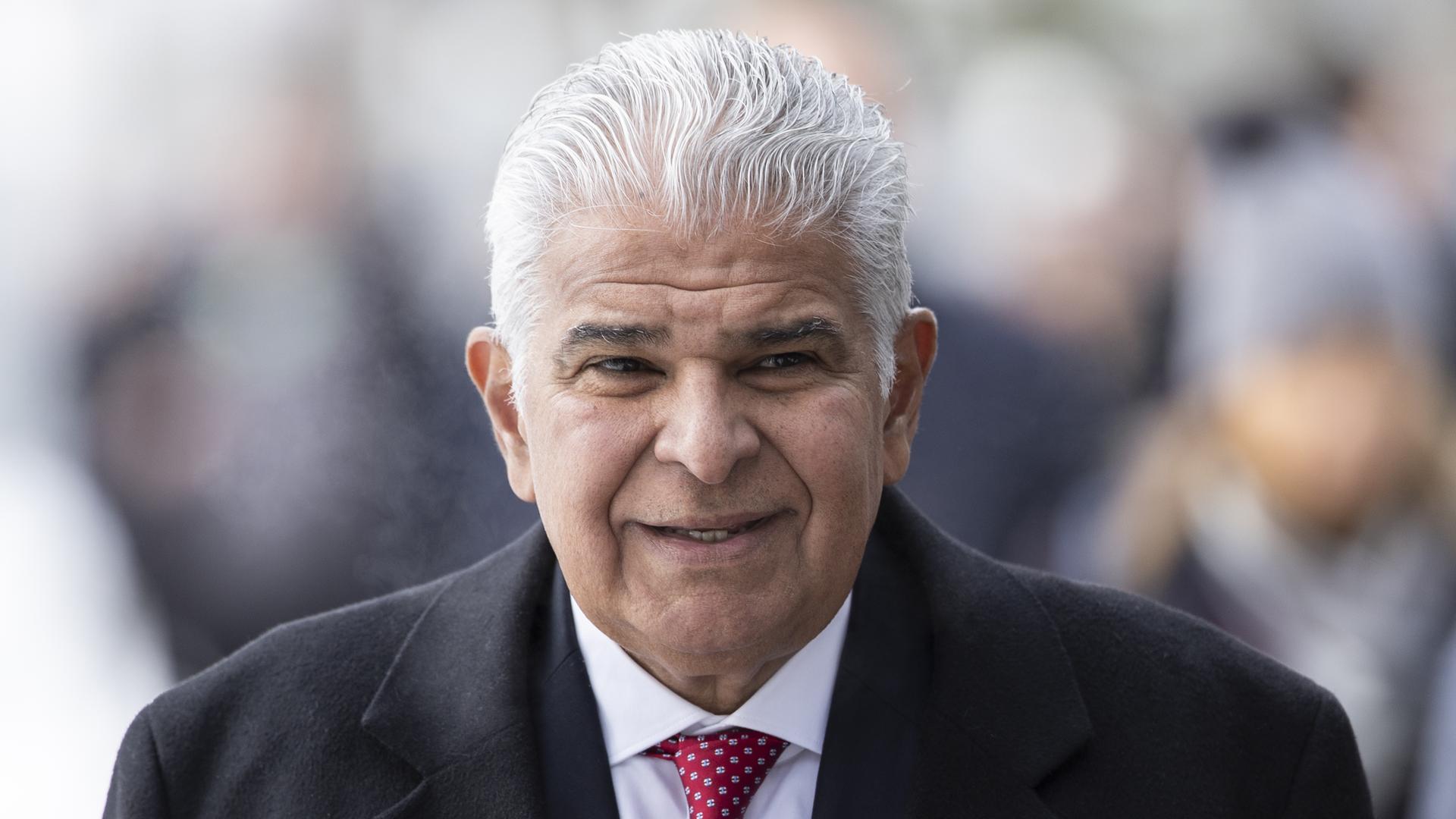 Jose Raul Mulino Quintero, Präsident von Panama, lächelt in die Kamera. 