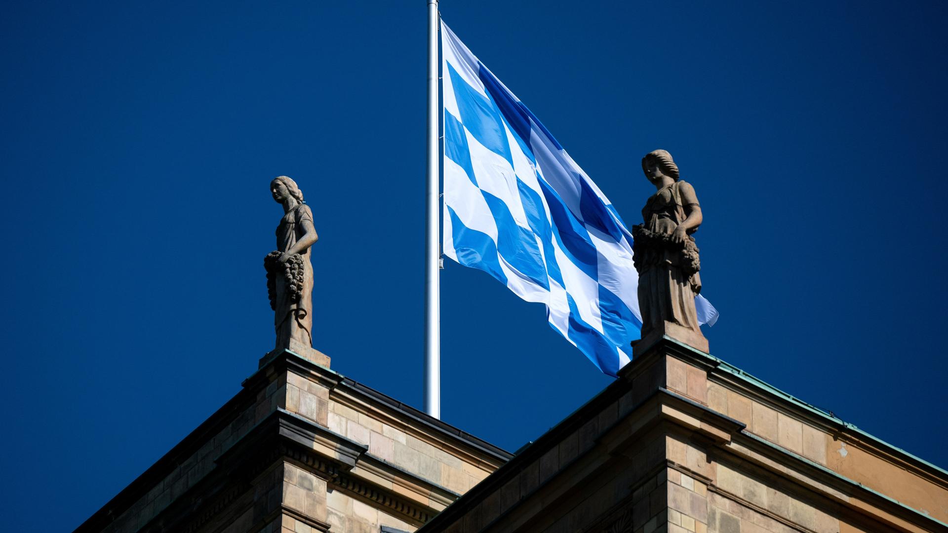 Eine Flagge Bayerns in den Landesfarben Weiß und Blau weht auf dem Maximilianeum, dem Sitz des Bayerischen Landtags.