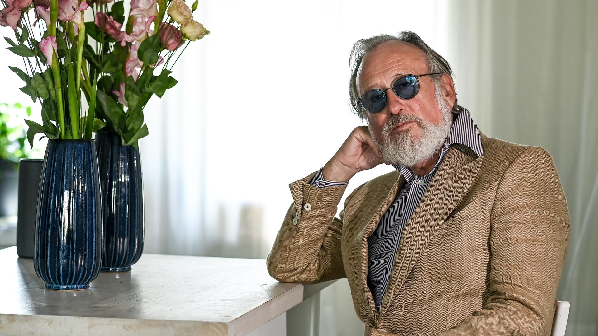 Der Musiker und Schauspieler Friedrich Liechtenstein sitzt in seiner Wohnung in Berlin Mitte. Der Musiker und Schauspieler Friedrich Liechtenstein sitzt in seiner Wohnung in Berlin Mitte.