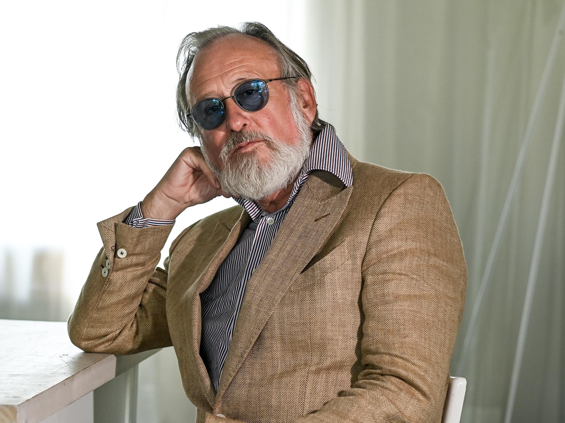 Der Musiker und Schauspieler Friedrich Liechtenstein sitzt in seiner Wohnung in Berlin Mitte. 