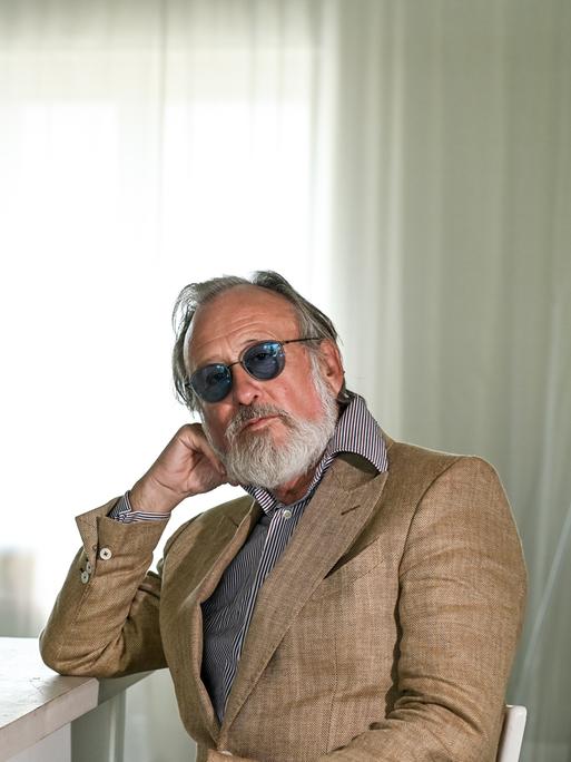 Der Musiker und Schauspieler Friedrich Liechtenstein sitzt in seiner Wohnung in Berlin Mitte. 