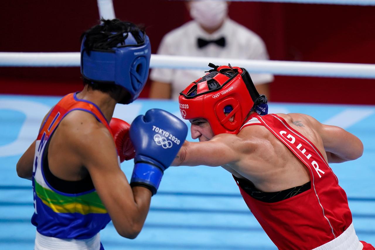 Die Deutsche Nadine Apetz (rechts) und Lovlina Borgohain aus Indien beim Boxkampf bei den Olympischen Sommerspielen 2020 