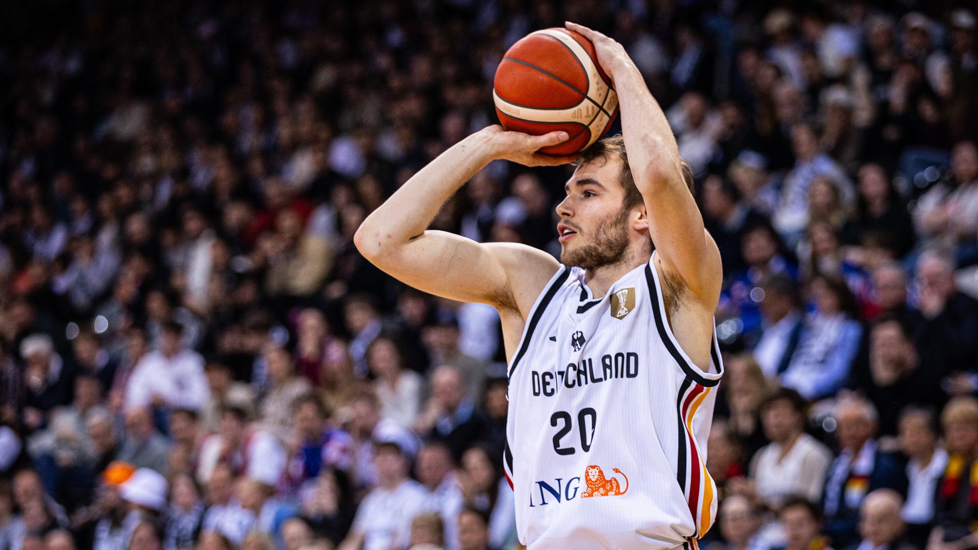 Deutschlands Basketballer Malte Delow am Ball